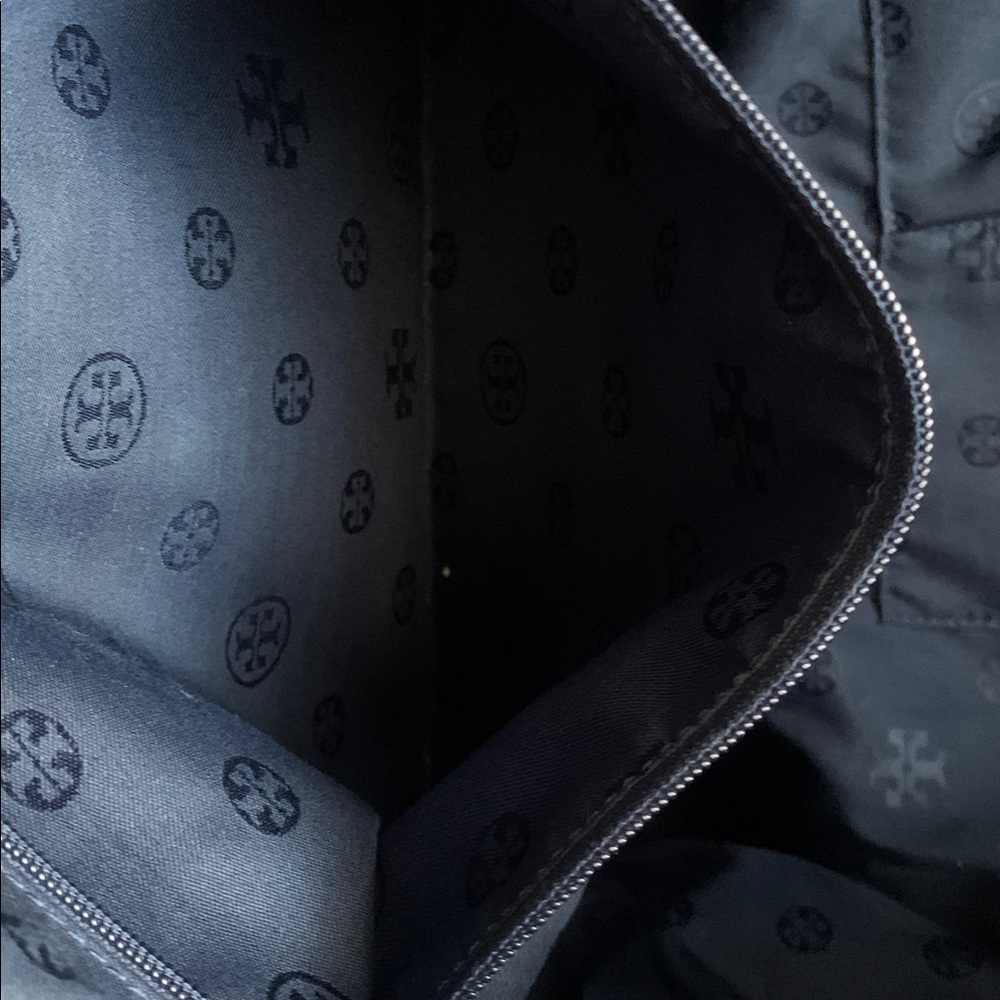 Tory Burch Ella Tote in navy blue - Picture 15 of 16